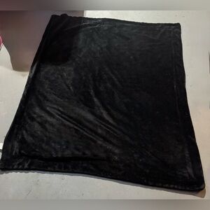 Mainstay Midnight Black Plush Blanket